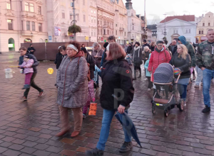 Plzeň Family Pride 2023 Lampionový průvod za tradiční rodinné hodnoty