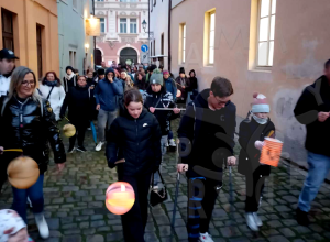 Plzeň Family Pride 2023 Lampionový průvod za tradiční rodinné hodnoty